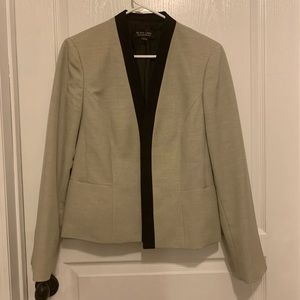 Slimming beige and black blazer